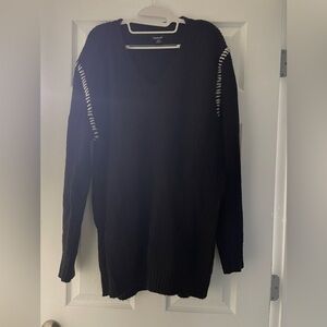 Boohoo Plus Black V-Neck Sweater with White Stitching Accents